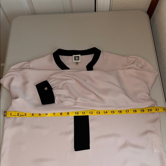 Elegant ANNE KLEIN Women's Blouse with Black Trim Size Medium. - Picture 8 of 16